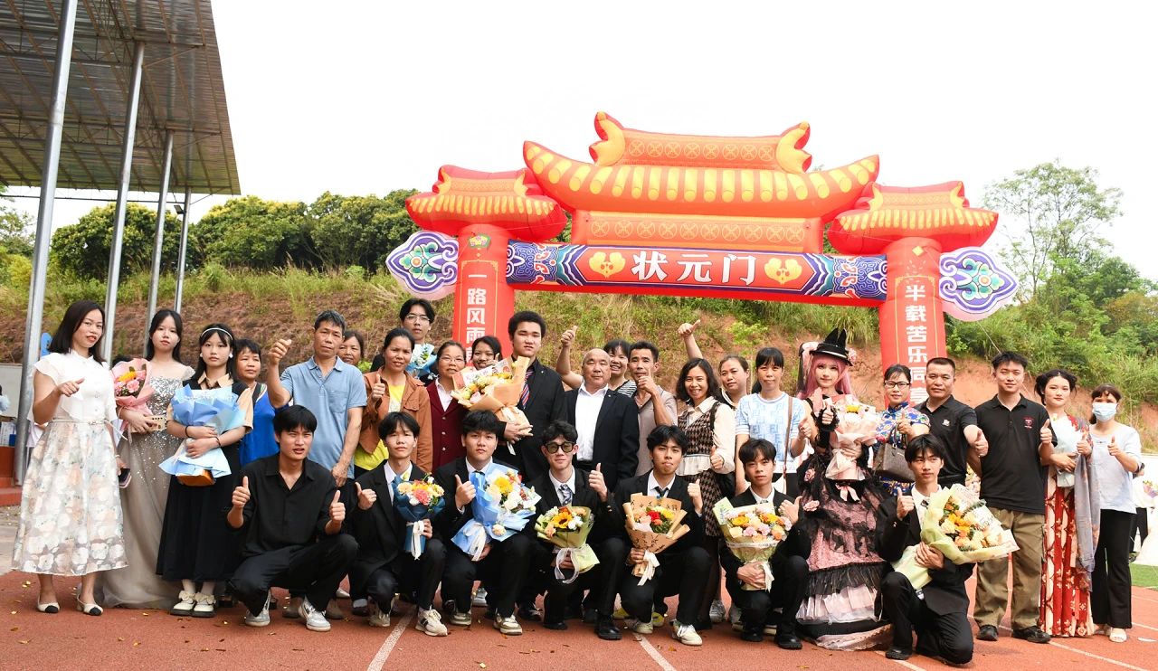实现报效祖国的远大理想和抱负，我校隆重举行“十八而至正青春，挺膺奋进新征程”——2024届成人典礼仪式 丨 星空体育网页版入口(中国)官方网站